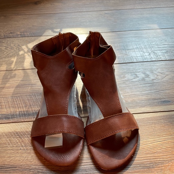 Brown gladiator style sandals-size 39 (8.5) - Picture 1 of 3